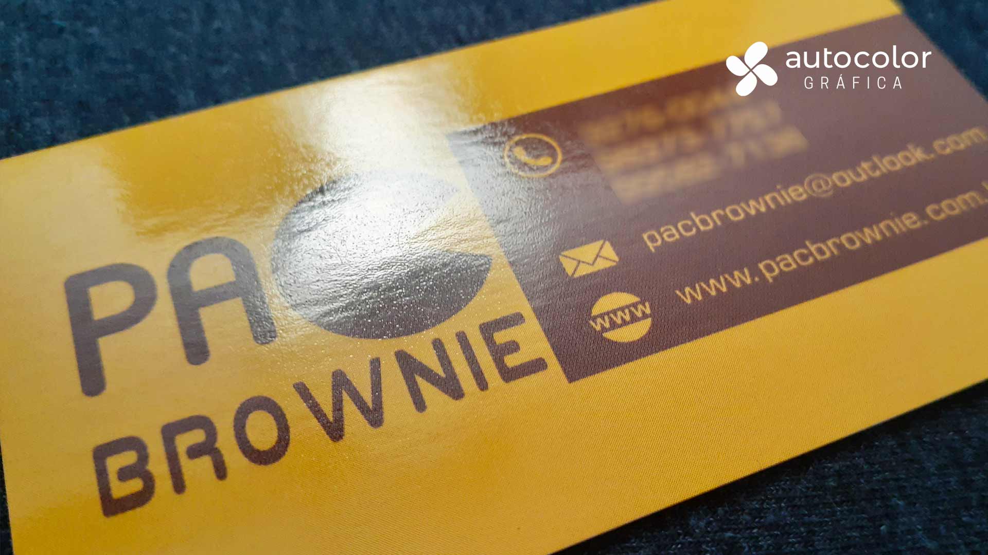 Cartão de visita amarelo com verniz total refletindo a luz