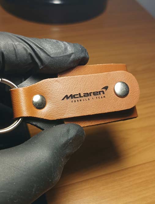 gravação a laser em chaveiro de couro sintético personalizado