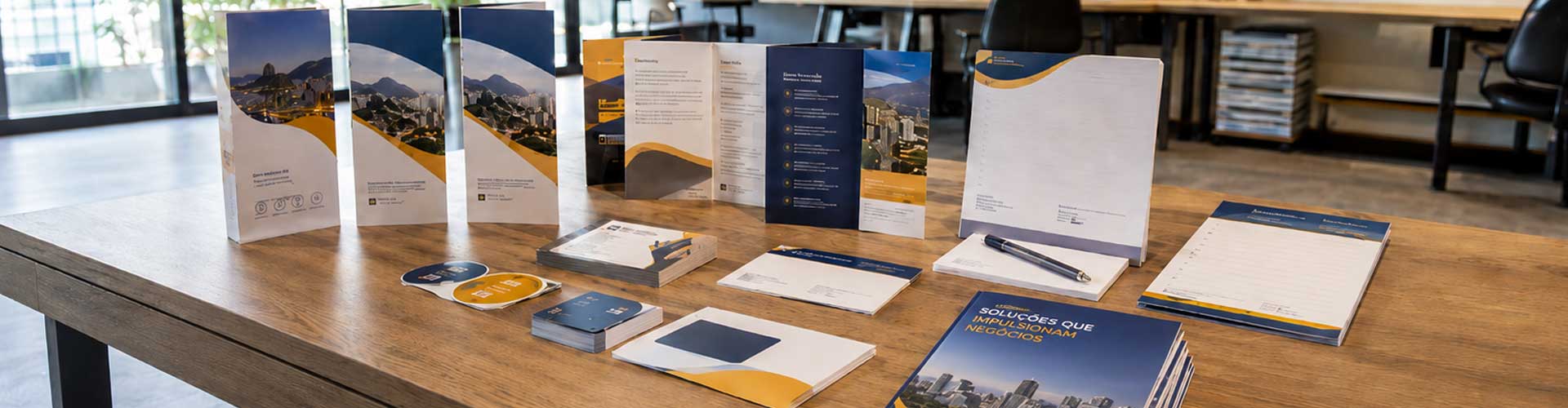 Gráfica online com entrega no Méier RJ mostrando materiais gráficos personalizados em ambiente profissional