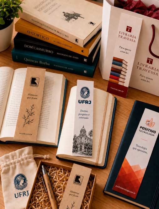 Marcador de página personalizado usado como brinde junto a livros e materiais promocionais