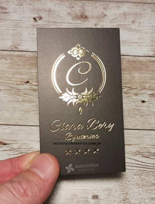 Cartão preto com monograma e nome em foil dourado
