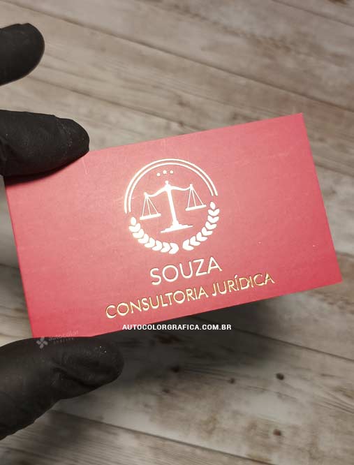 Cartão vermelho de consultoria jurídica com foil dourado