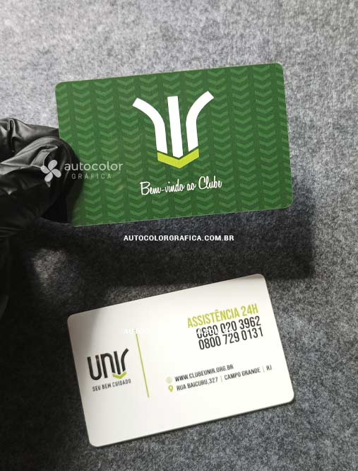 Frente e verso de cartão de clube em PVC branco com impressão colorida