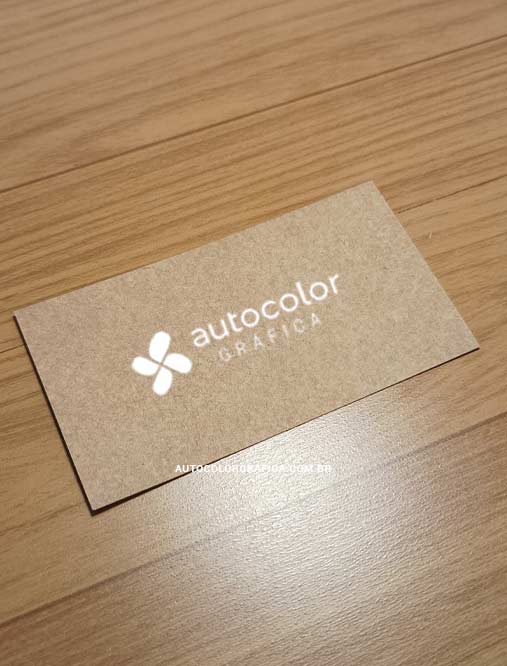 Cartão de visita em papel kraft com logotipo impresso em tinta branca