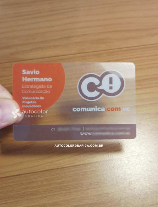 Cartão de visita transparente de comunicação com elementos laranja, roxo e branco