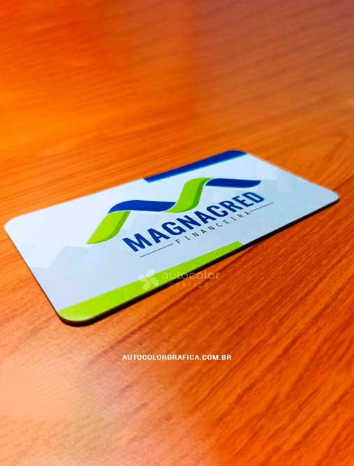 Cartão de visita branco com logotipo azul e verde e cantos arredondados