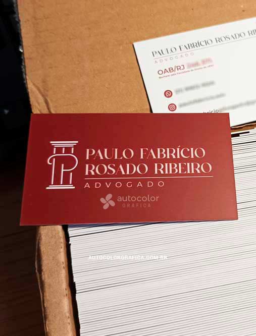 Cartão de visita vinho de advogado sobre uma pilha de cartões