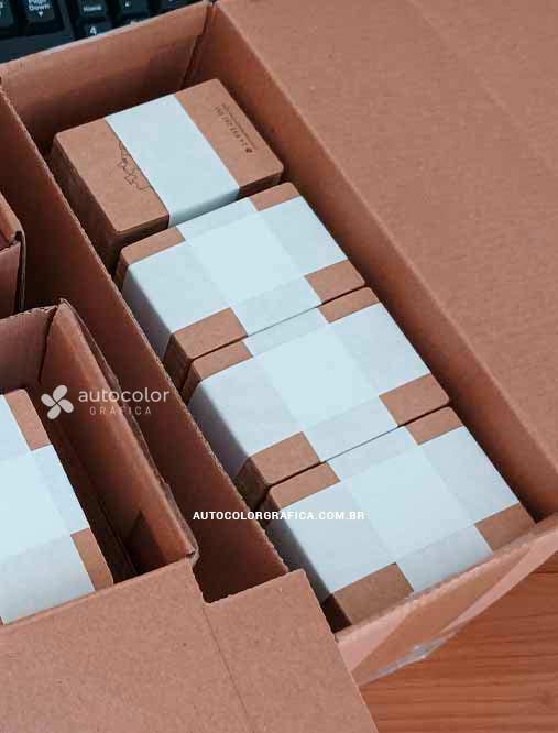 Pacotes de cartões de visita em papel kraft organizados em caixas