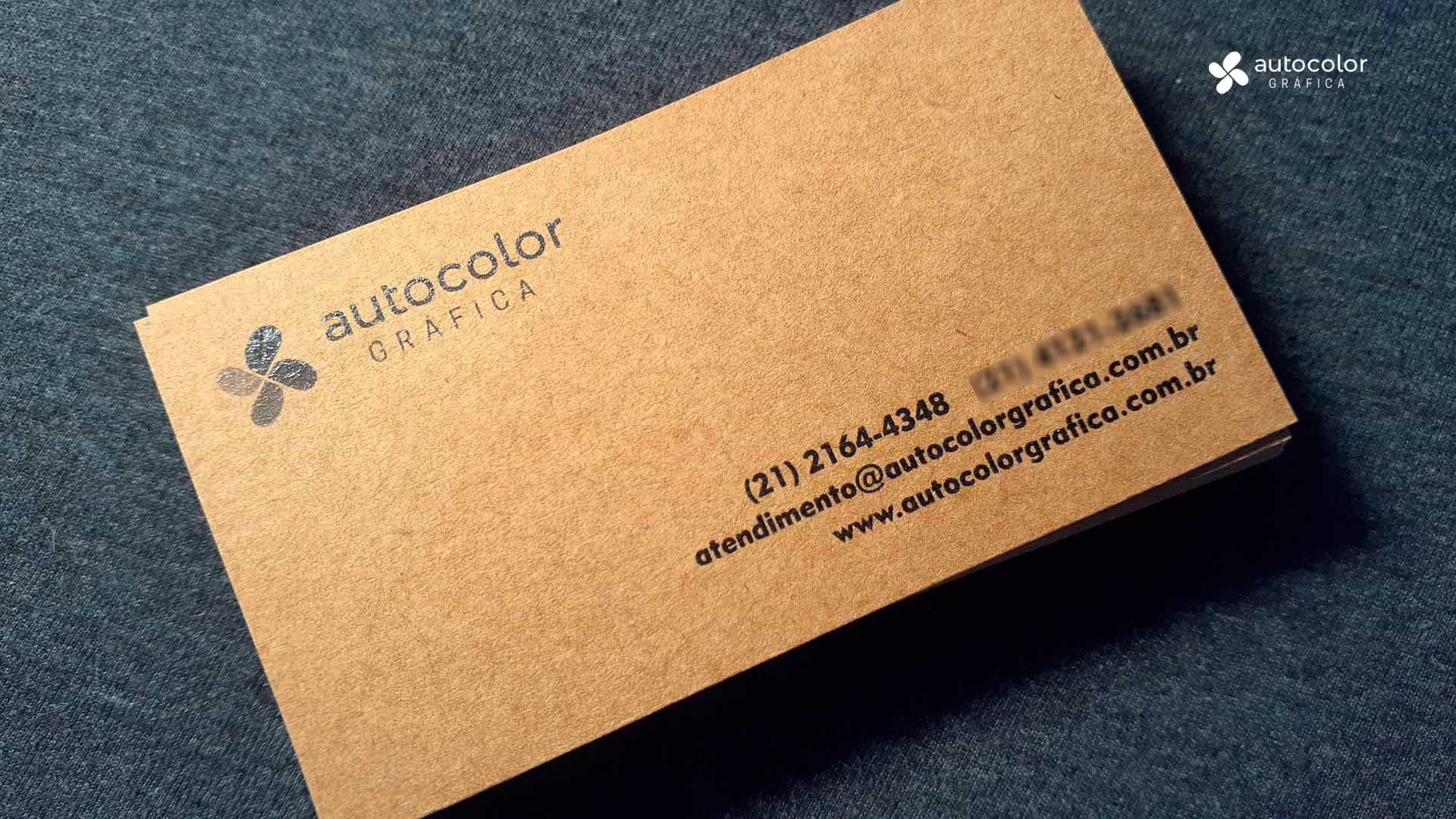 Cartão de visita da Auto Color com impressão preta em papel kraft