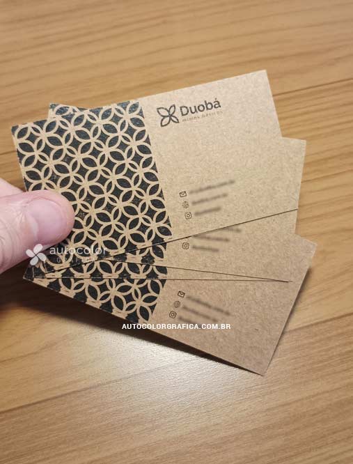 Cartões de visita em papel kraft com estampa geométrica preta