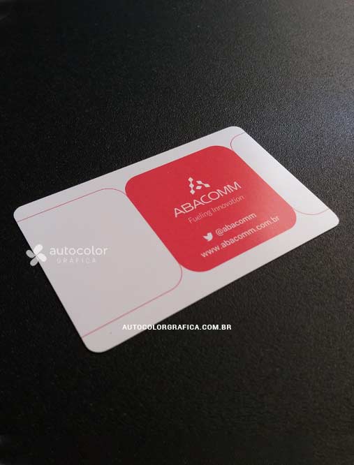 Cartão de visita branco e vermelho em PVC com cantos arredondados