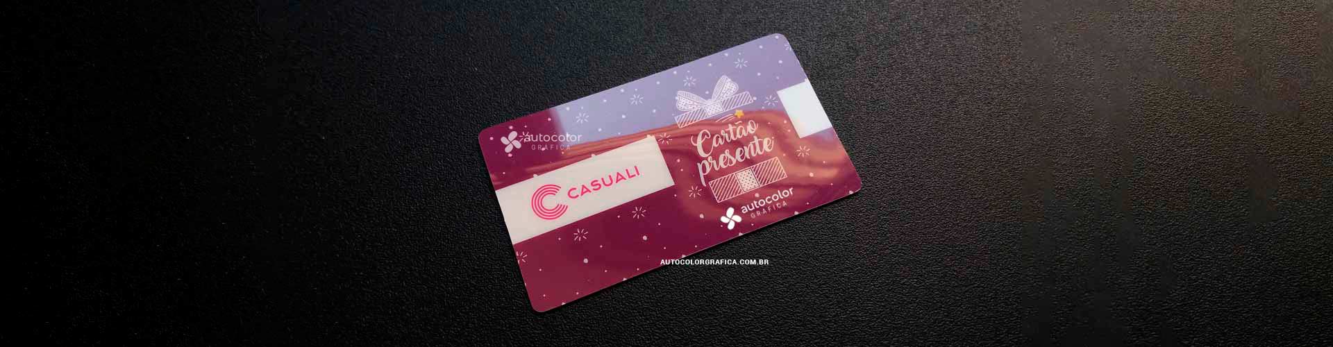 Cartão-presente em PVC branco 0,76 mm com impressão roxa e verniz cristal